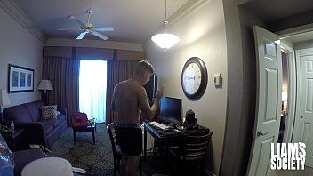 Настоящий шедевр порно индустрии смелый чувак экспериментирует с толстым телом спящей матери