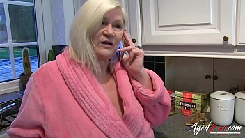 Старшая женщина и молодой парень незабываемый опыт в порно видео