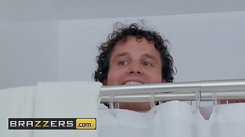 Мачеха поймала пасынка за мастурбацией и предложила сделку - эротическая история