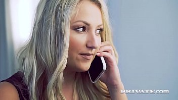 Блондинка заводит интернетное знакомство с двумя друзьями, но подруга предпочитает реальный секс и устраивает минет и групповуху