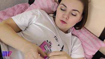 Русская самка сосёт хуй сводному брату за бабки