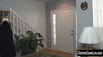 Зрелая женщина обращается за помощью к соседу и получает награду в виде страстного секса