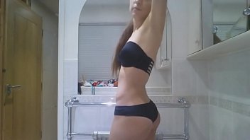 Милая девчушка показала коллекцию нижнего белья