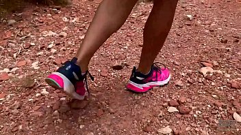 Молодая парочка кузенов сладко трахается в кустах