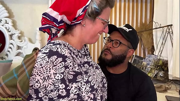 тугую бабушкину задницу растягивает большой черный член