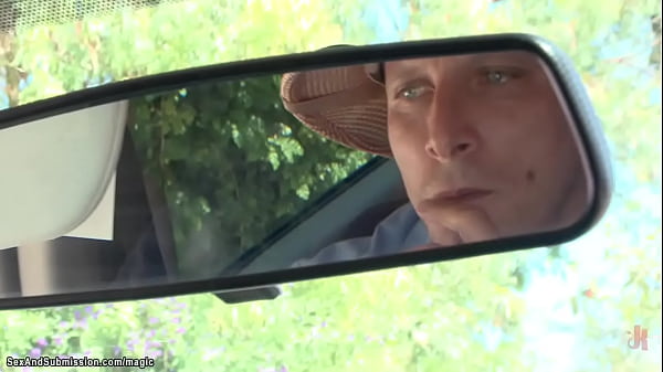 Почтальон связывает и трахает милфу с огромными сиськами