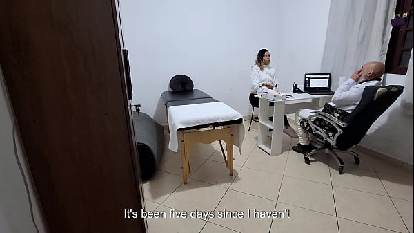 Проктолог трахает пальцами милфу во время анального осмотра