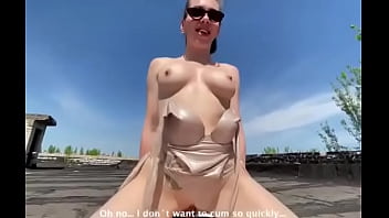 Одинокий мужчина нашел сексуальное приключение на крыше заброшенного дома