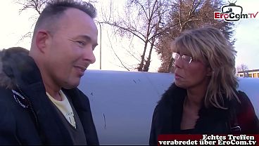 Зрелую, худую немецкую домохозяйку уговорили заняться сексом на улице